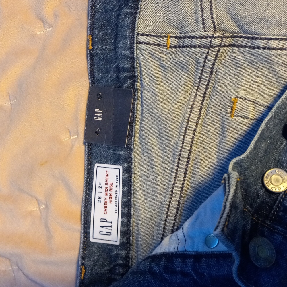 Shorts - Picture 3 of 5